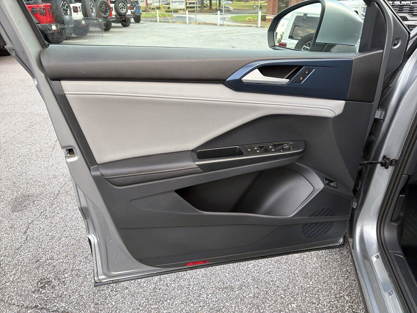 Used 2024 Volkswagen Taos SE FWD image 7