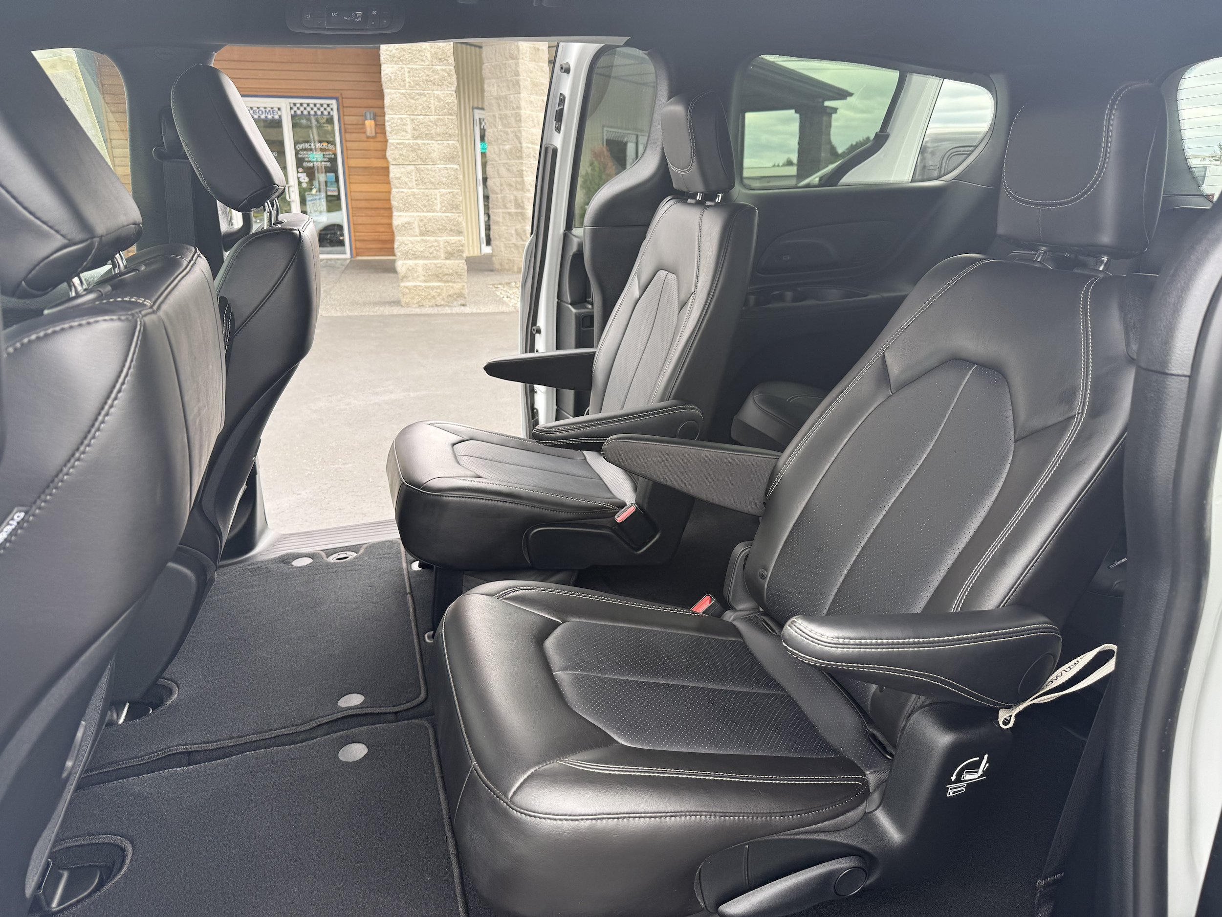 Used 2025 Chrysler Pacifica Select FWD image 25
