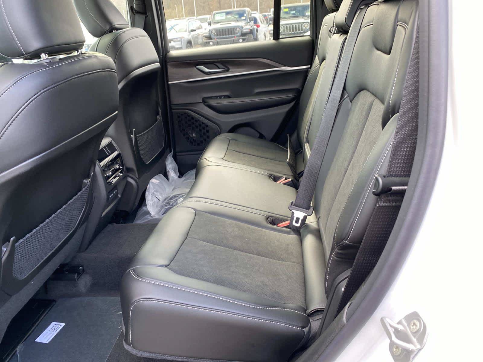 New 2026 Jeep Grand Cherokee Altitude AWD/4WD image 6