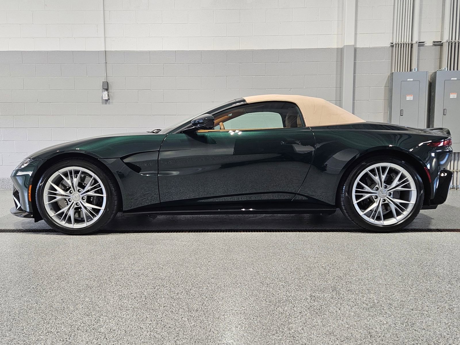 Used 2021 Aston Martin V8 Vantage Roadster RWD image 7