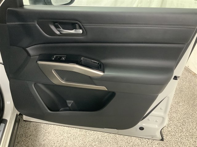 Used 2023 Nissan Pathfinder Platinum image 23