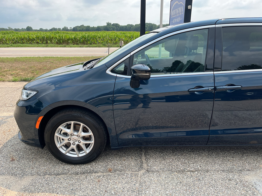 Used 2025 Chrysler Pacifica Select FWD image 2