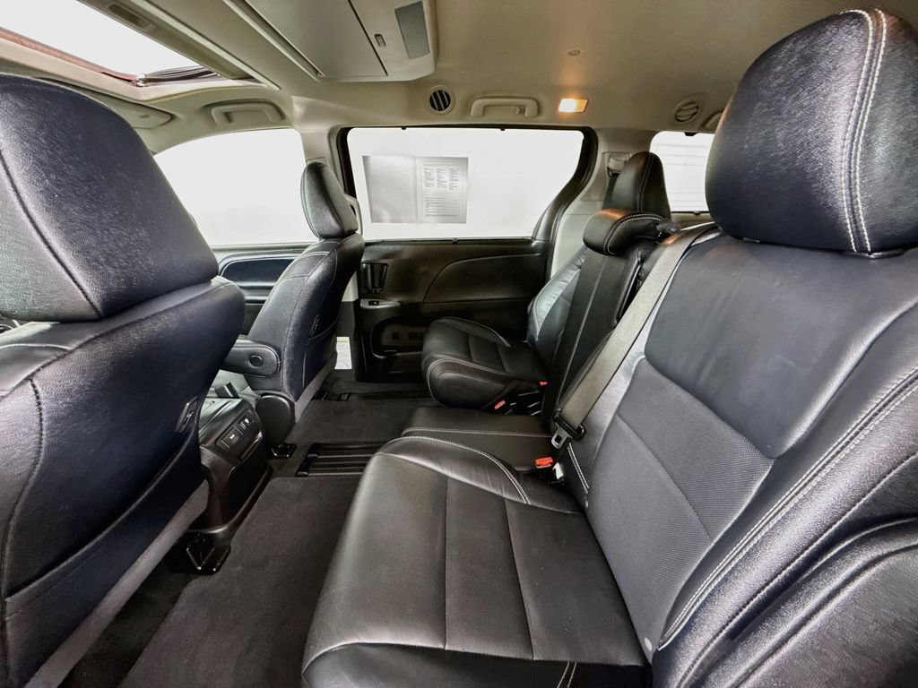 Certified 2017 Toyota Sienna SE Premium FWD image 26