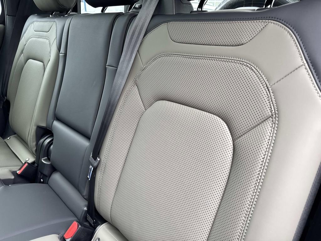 New 2026 Land Rover Defender 110 X-Dynamic SE image 14