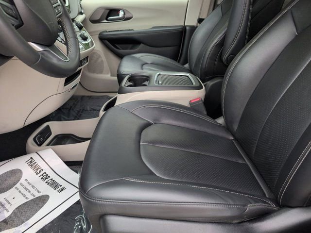 Used 2024 Chrysler Pacifica Touring-L FWD image 24