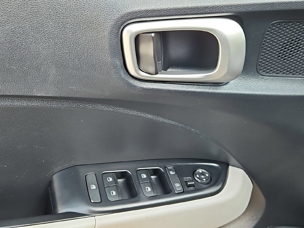 Used 2025 Hyundai Venue SEL FWD image 13