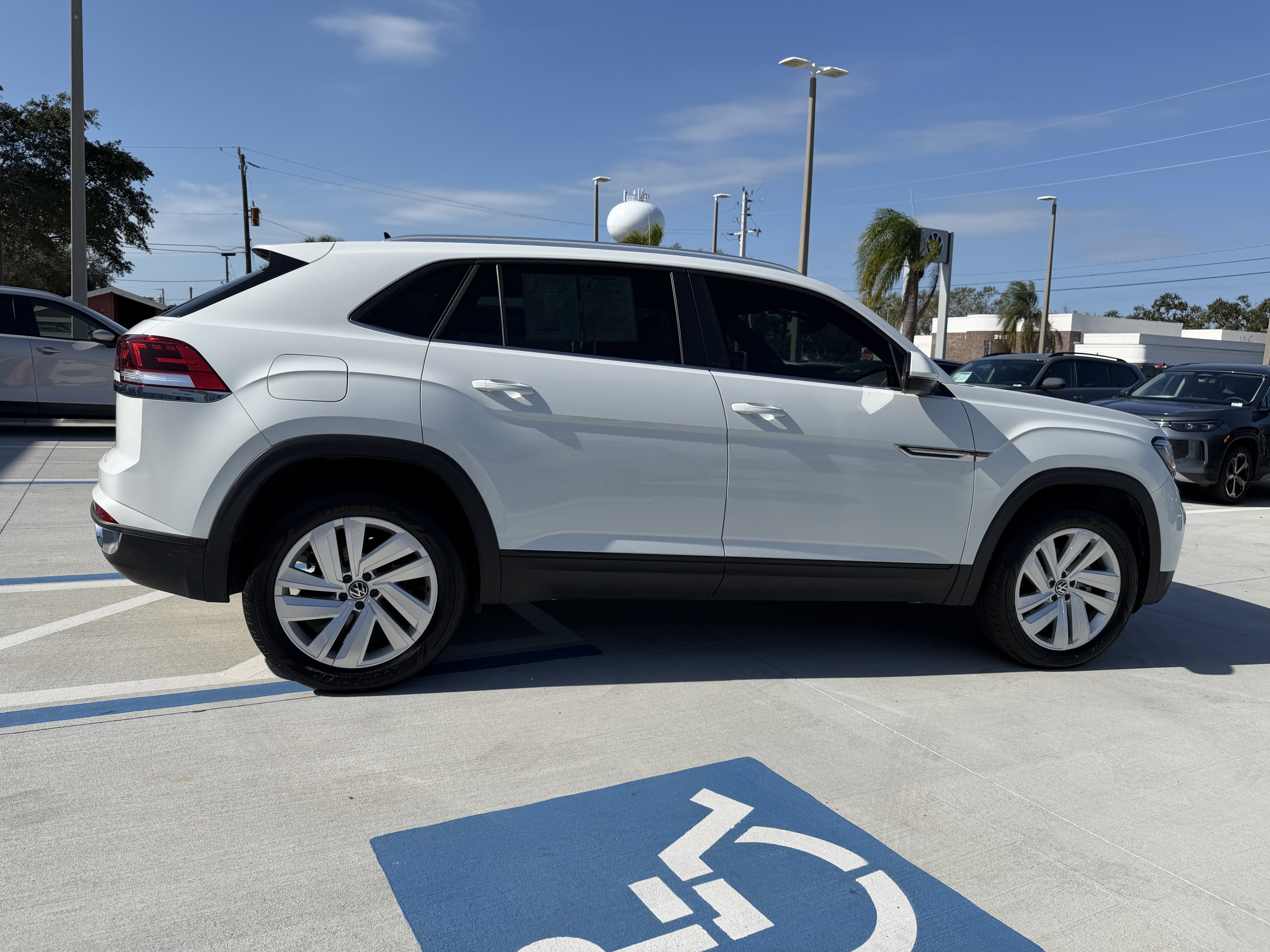 Certified 2023 Volkswagen Atlas Cross Sport SE w/ Panoramic Sunroof Package video 2