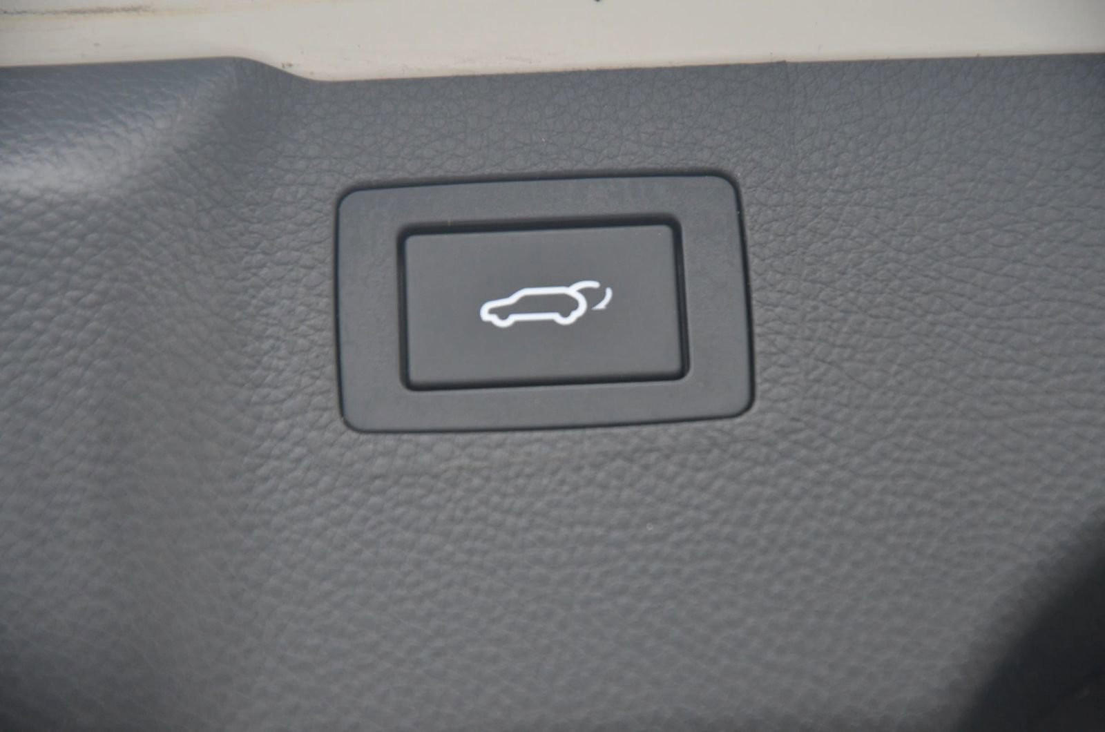 Used 2017 Hyundai Santa Fe Limited image 16