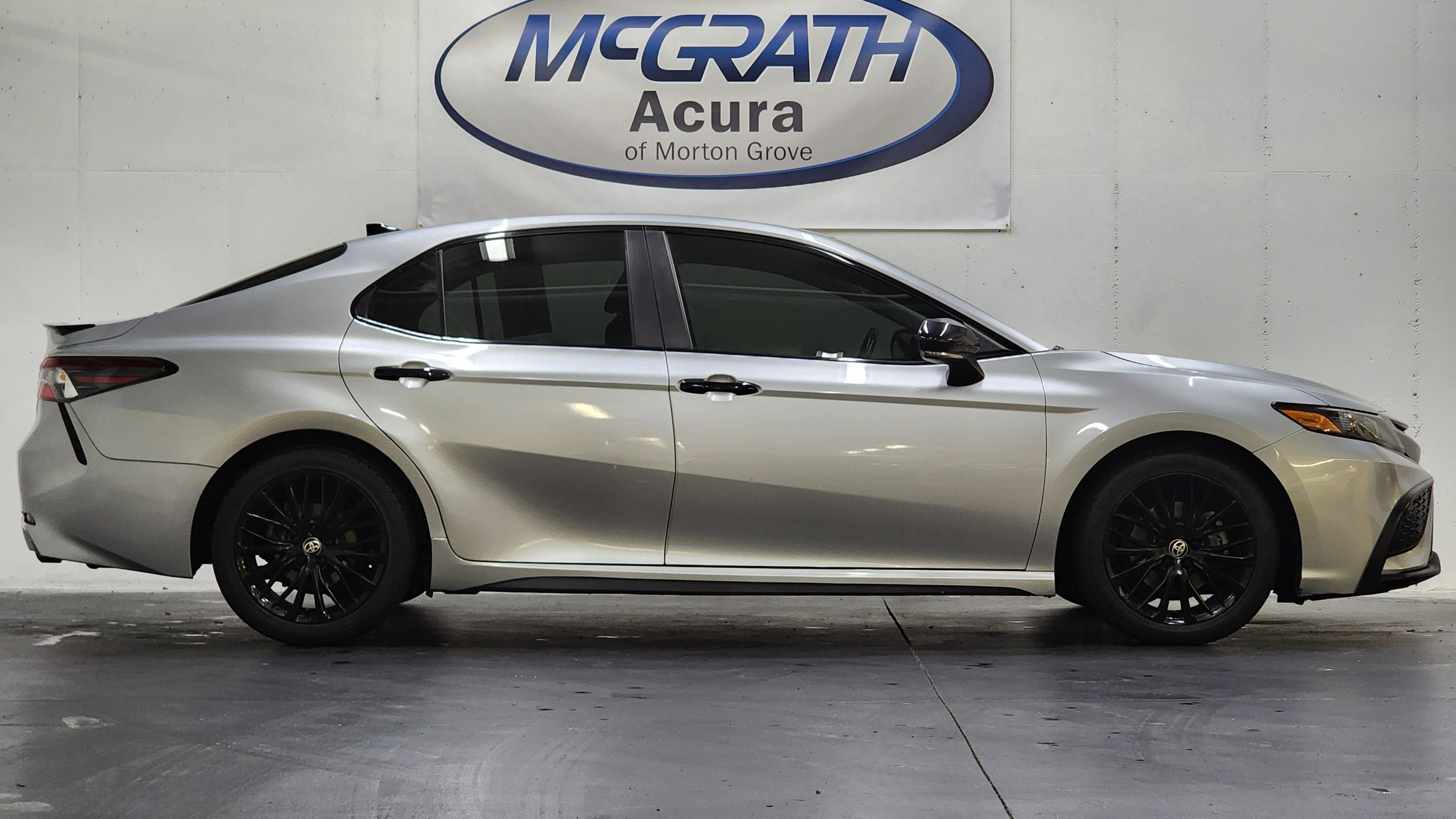 Used 2022 Toyota Camry SE image 3