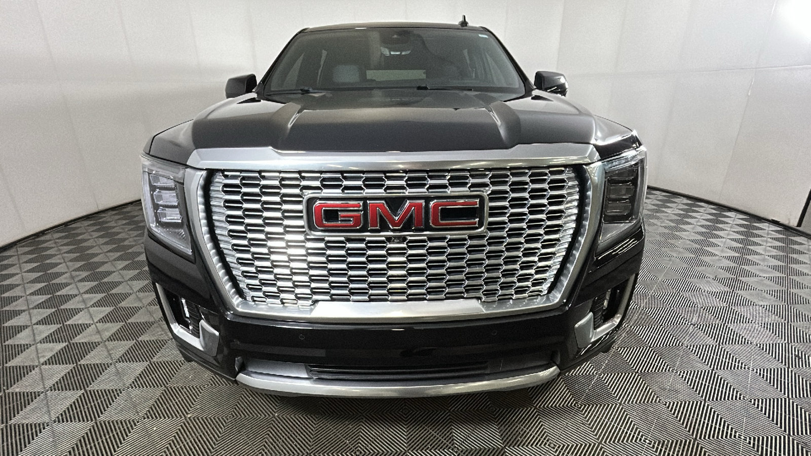 Used 2024 GMC Yukon XL Denali w/ Denali Reserve Package AWD/4WD image 9