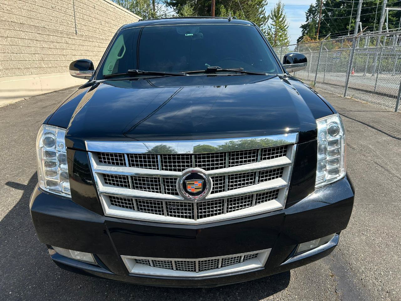 Used 2013 Cadillac Escalade Platinum AWD/4WD image 2