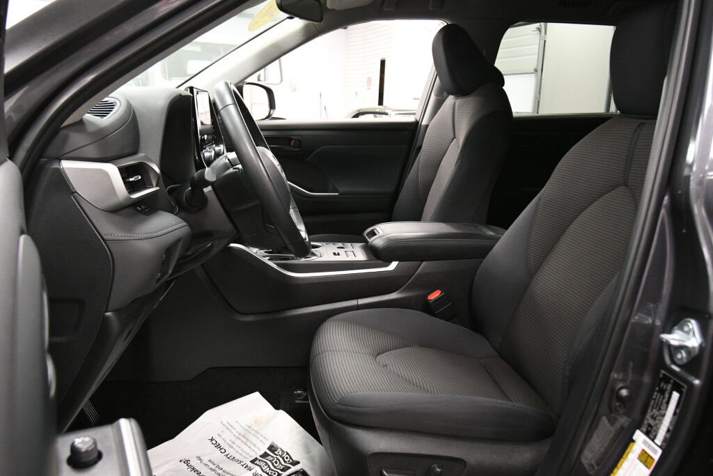 Certified 2024 Toyota Highlander LE image 9