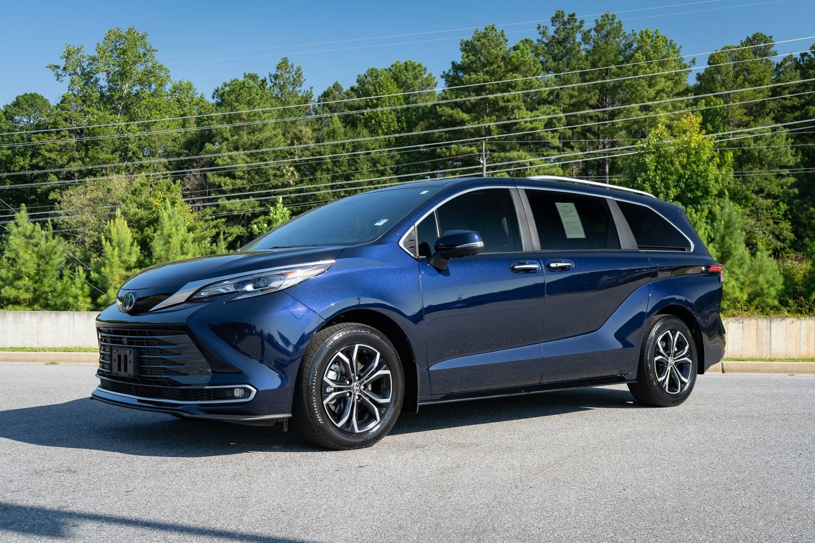Used 2025 Toyota Sienna Platinum AWD/4WD image 3