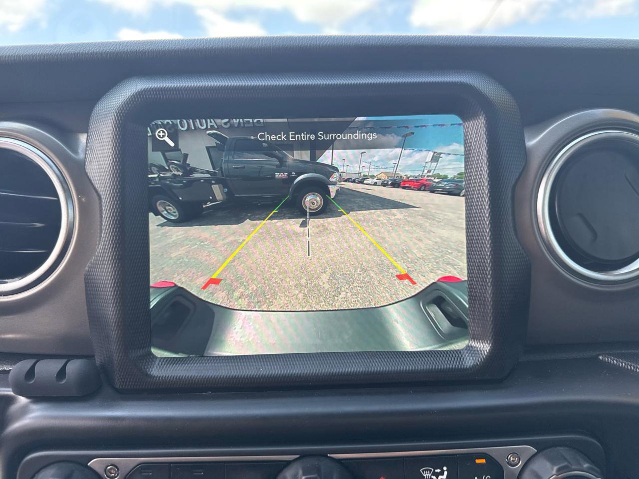 Used 2022 Jeep Gladiator Rubicon w/ Cold Weather Group AWD/4WD image 24