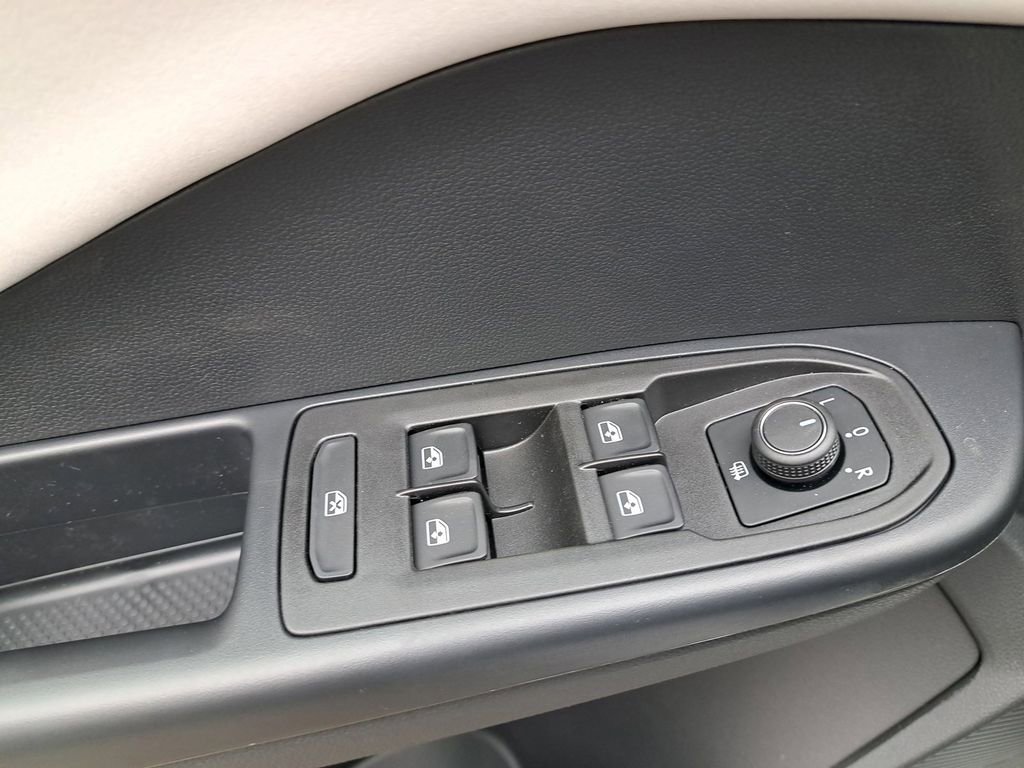 New 2025 Volkswagen Taos SE image 30