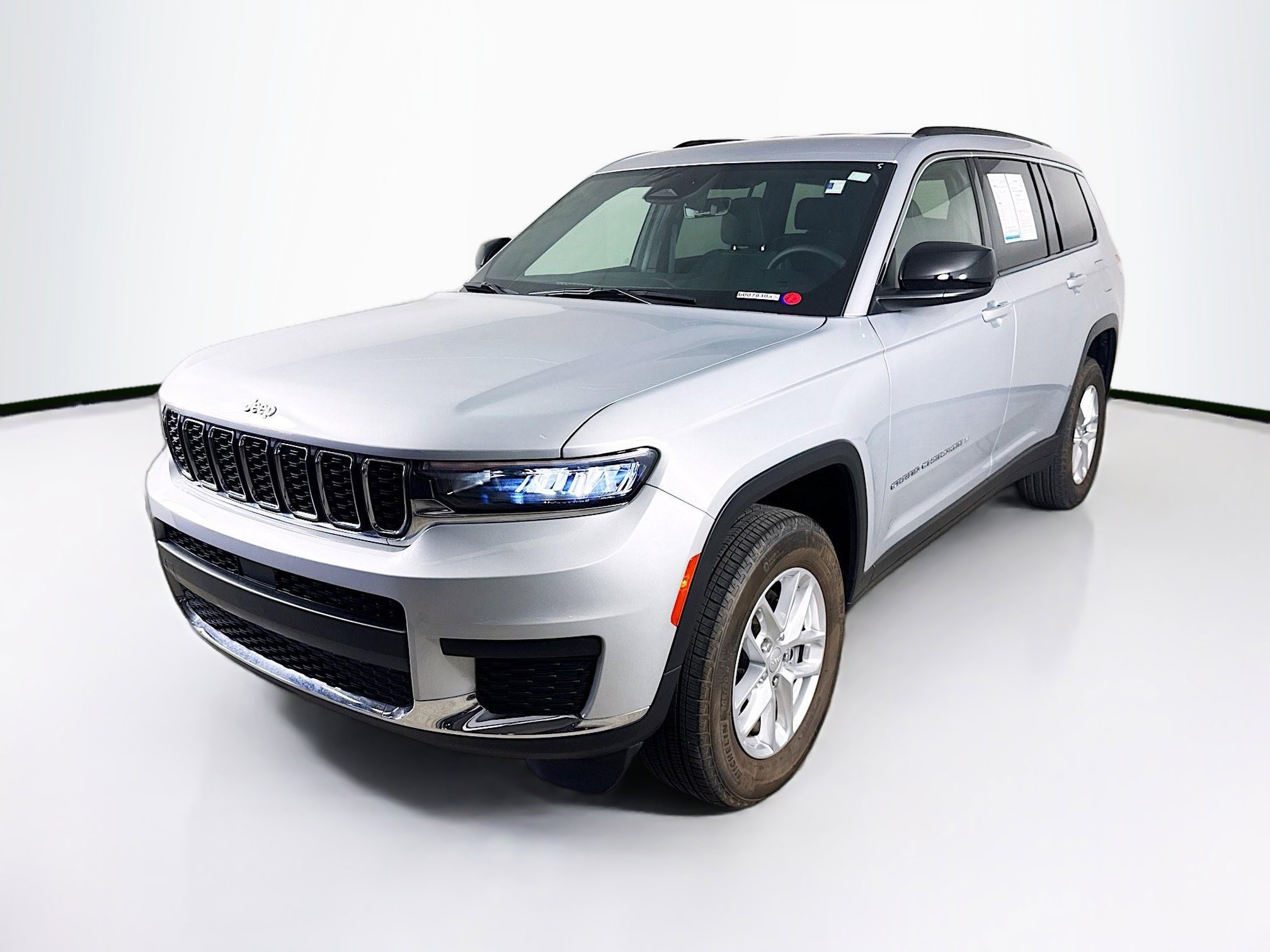 Used 2025 Jeep Grand Cherokee L Laredo RWD image 4