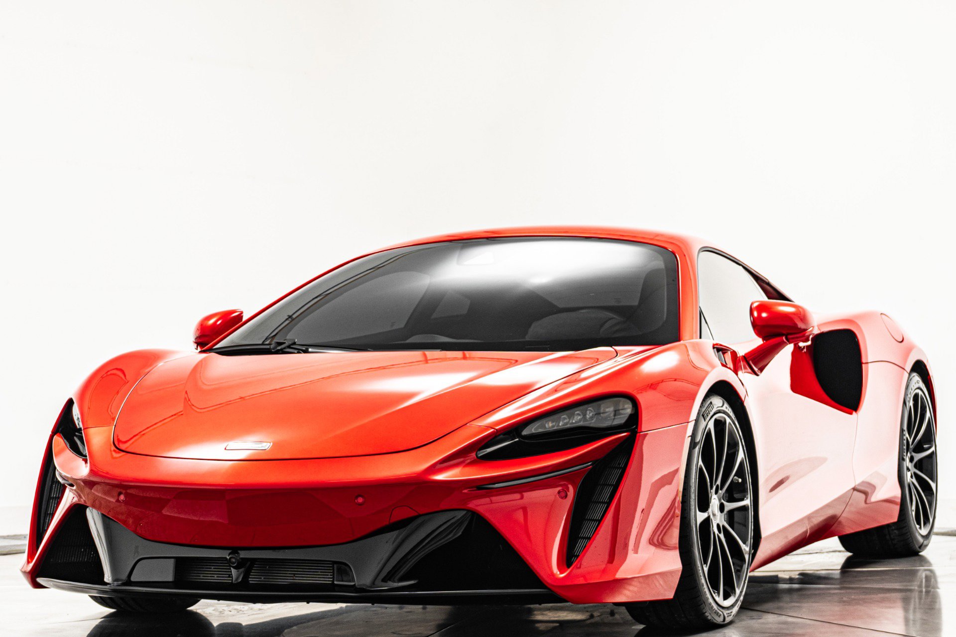 Used 2023 McLaren Artura RWD image 5