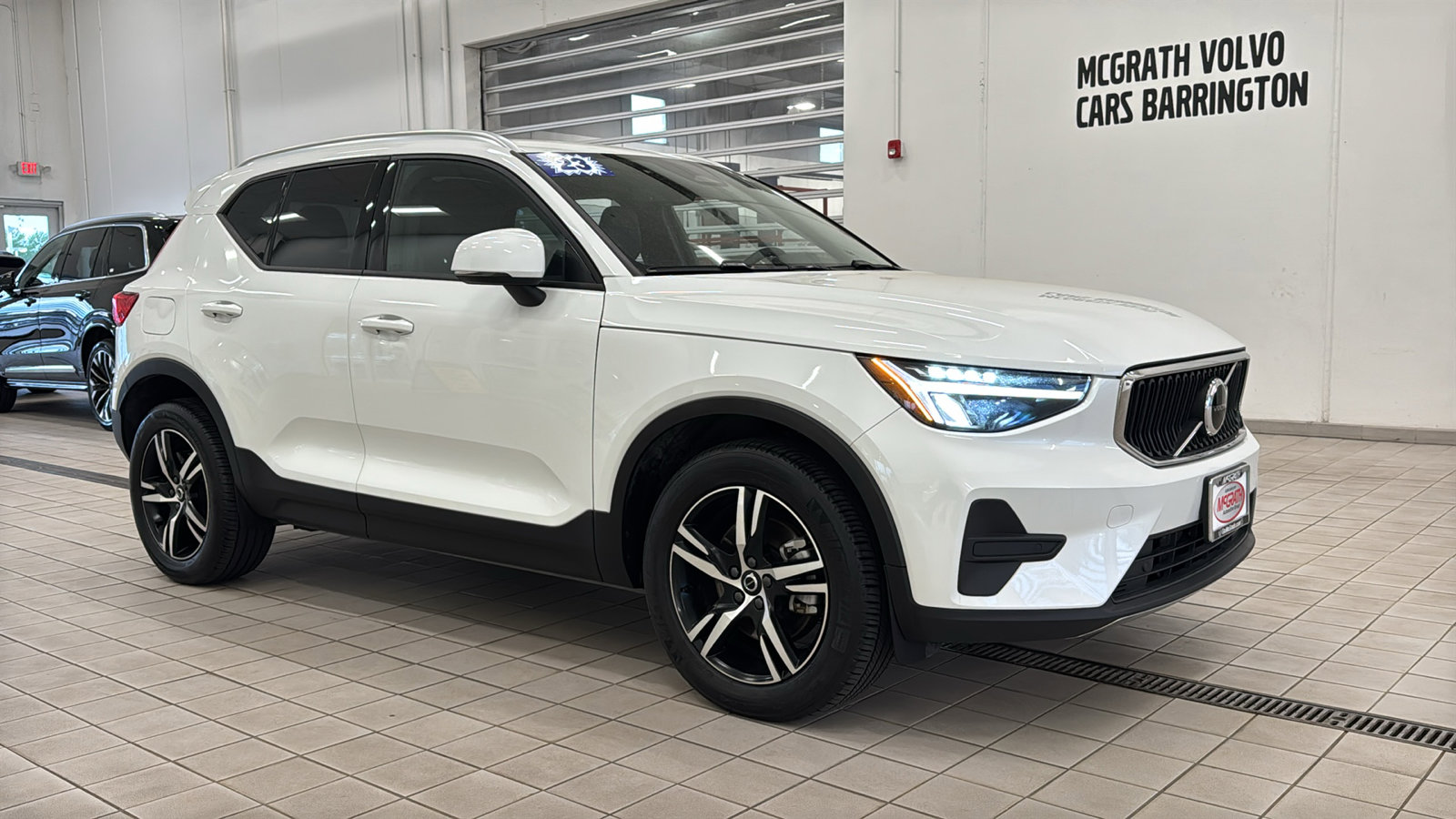 Used 2023 Volvo XC40 B5 Core w/ Convenience Package AWD/4WD image 3