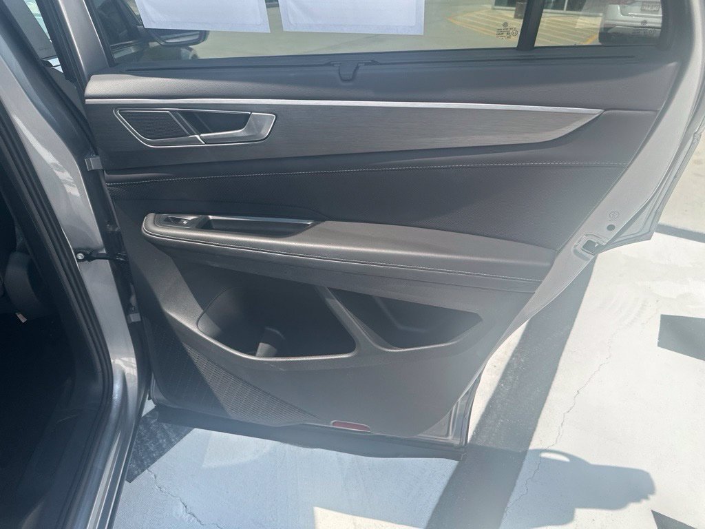 Used 2025 Volkswagen Atlas Cross Sport SE FWD image 32