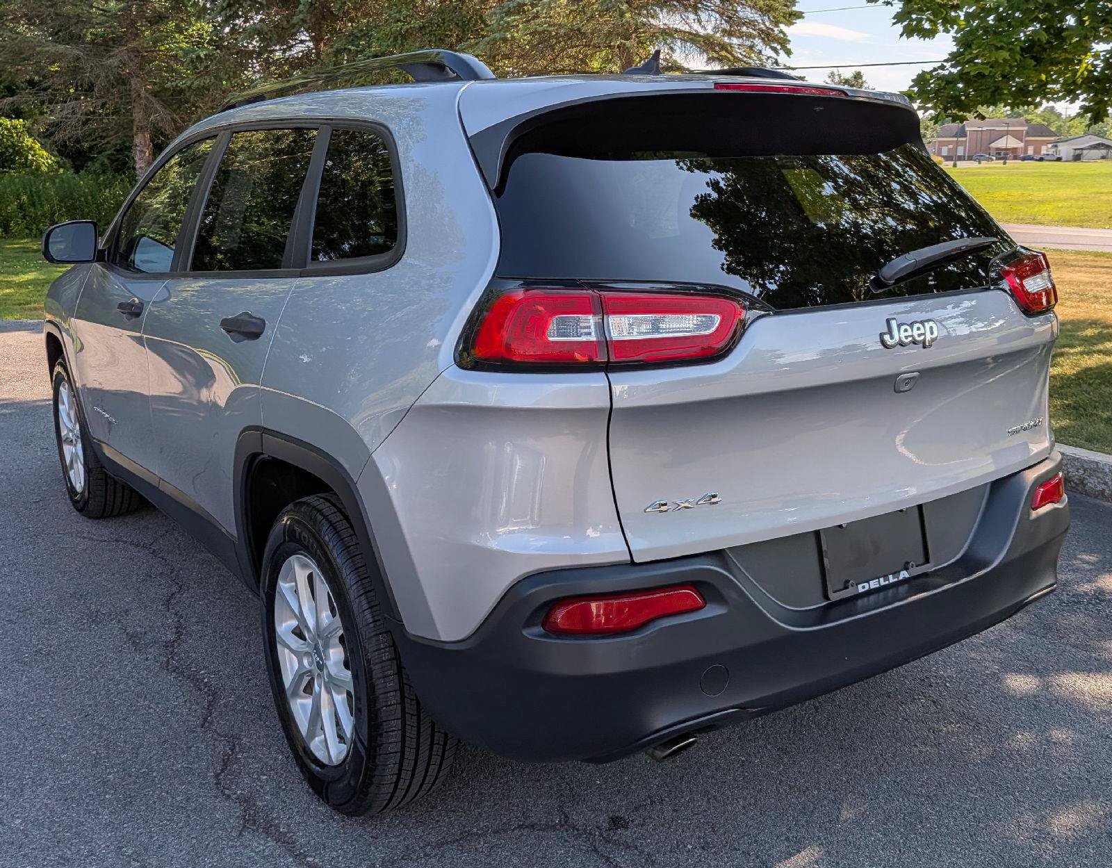Used 2016 Jeep Cherokee Sport w/ Cold Weather Group AWD/4WD image 8
