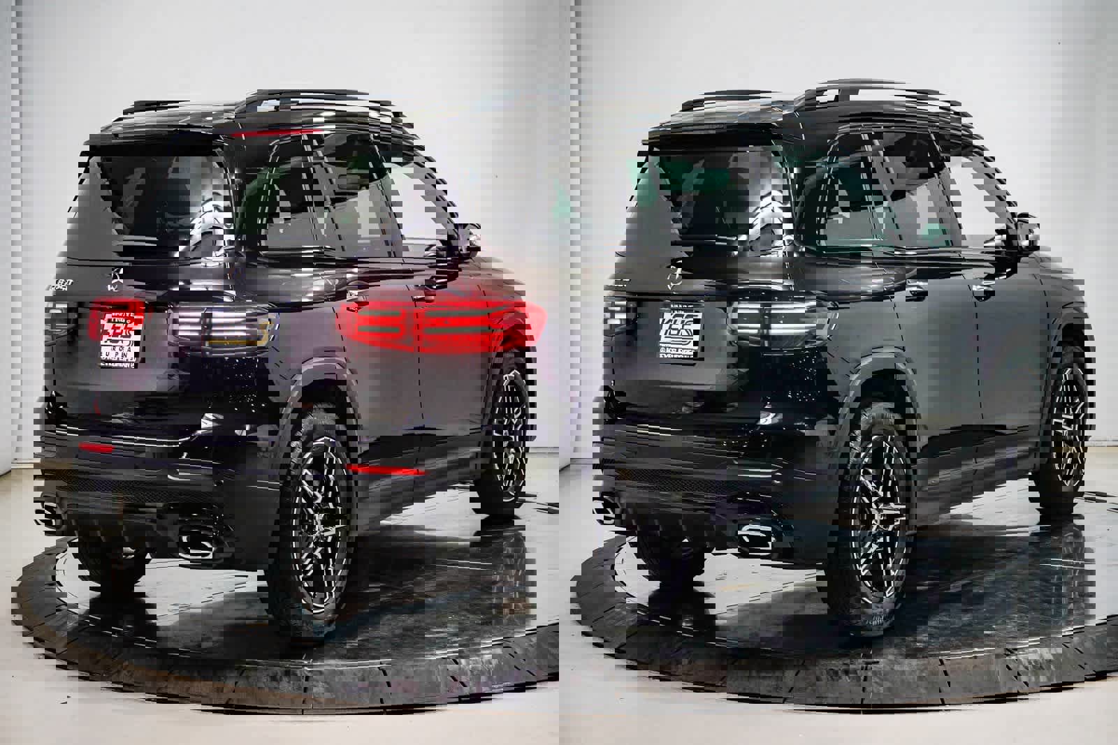 Used 2025 Mercedes-Benz GLB 250 image 4