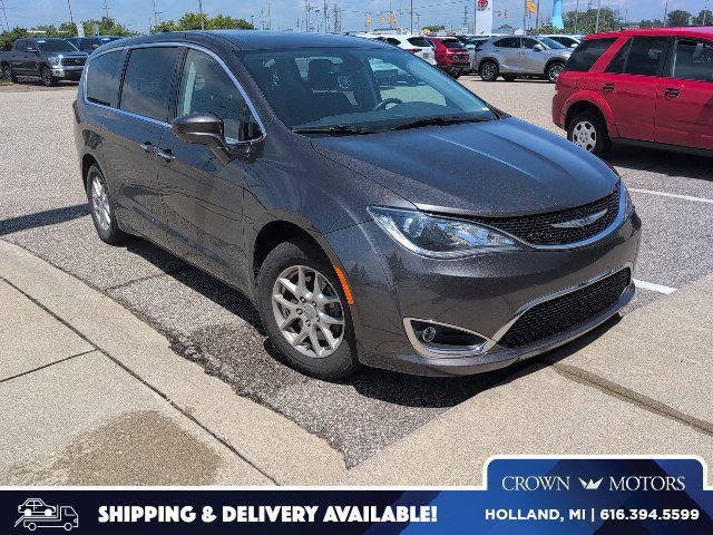 Used 2020 Chrysler Pacifica Touring w/ Cold Weather Group FWD image 1