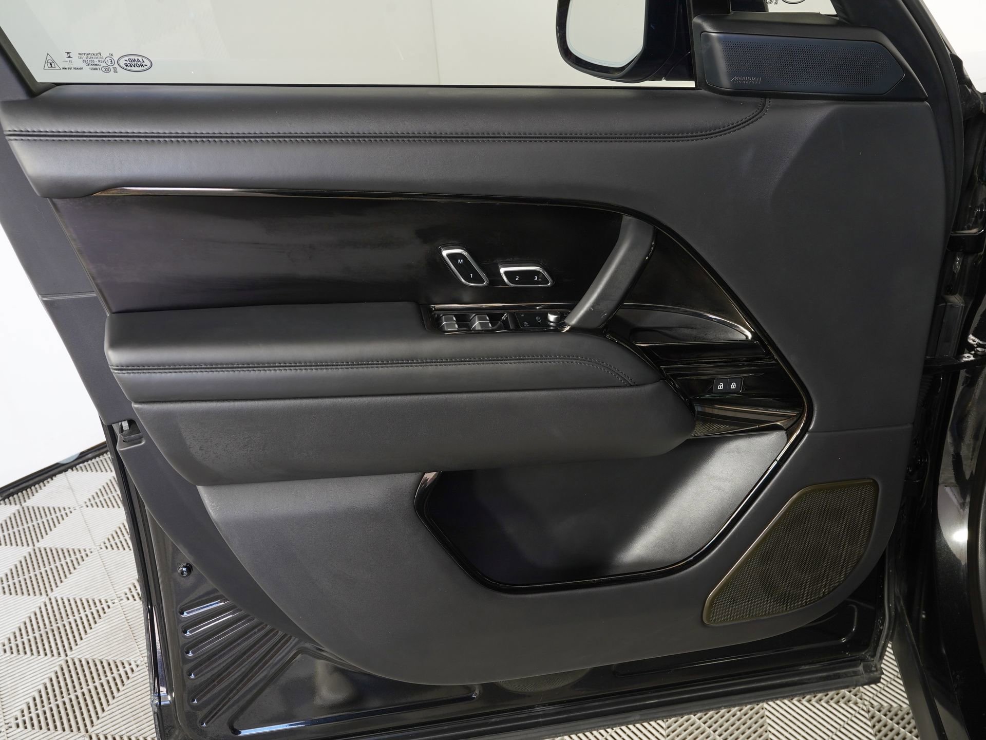 Used 2024 Land Rover Range Rover SV image 13