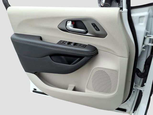 Used 2024 Chrysler Pacifica Touring-L image 25