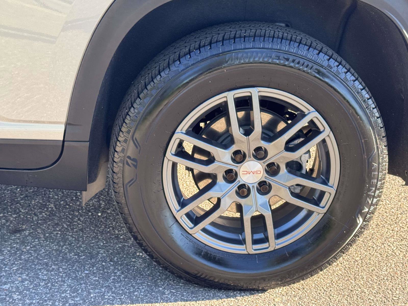 Used 2025 GMC Acadia Elevation image 9