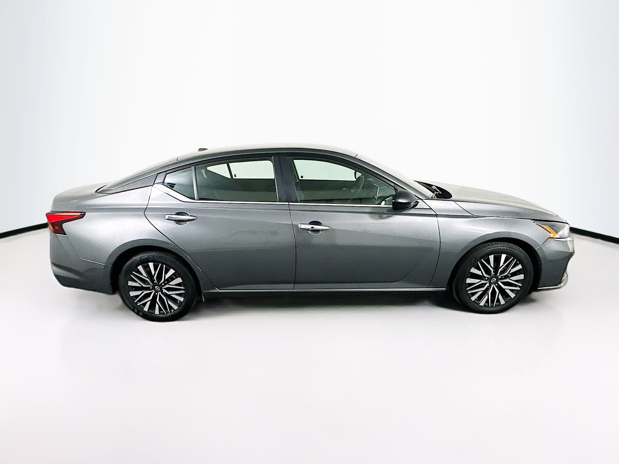 Used 2025 Nissan Altima 2.5 SV image 10