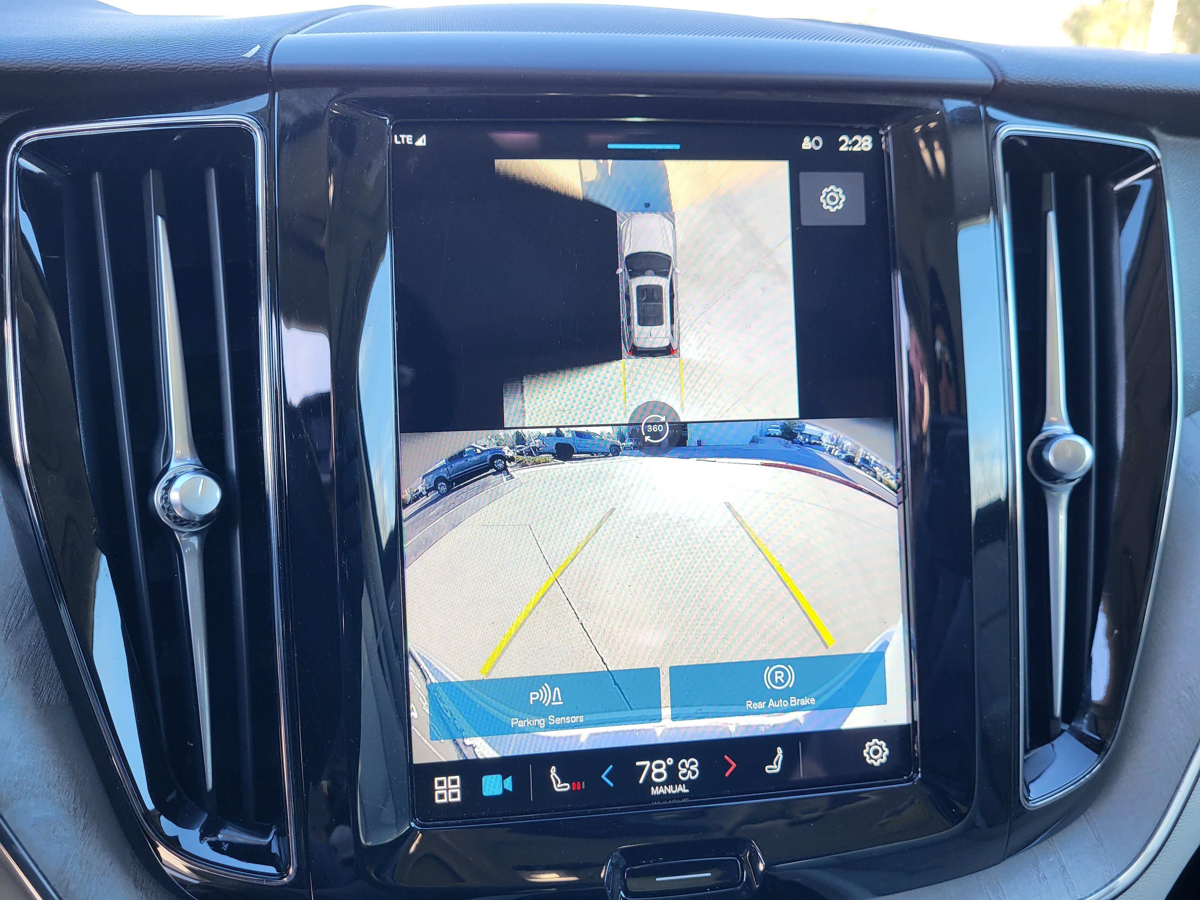 Certified 2024 Volvo XC60 T8 Plus w/ Protection Package Premier image 24