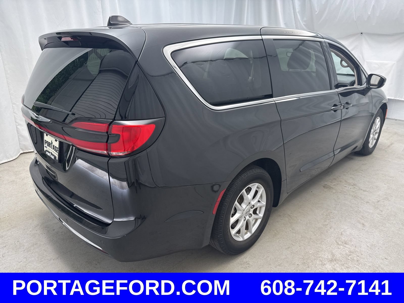 Used 2023 Chrysler Pacifica Touring-L FWD image 2