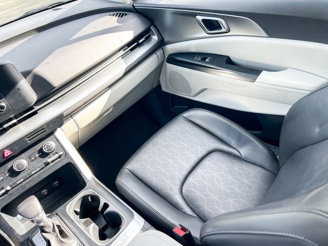 Certified 2024 Kia Carnival LX image 13