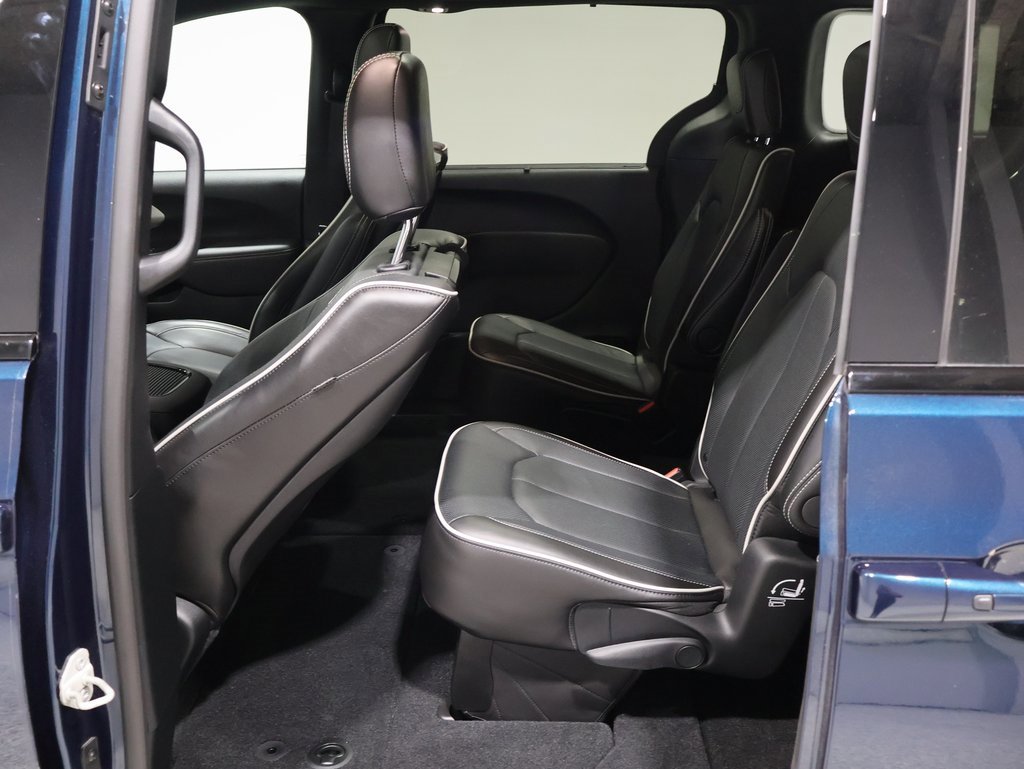 Used 2024 Chrysler Pacifica Limited w/ Uconnect Theater Family Group image 18