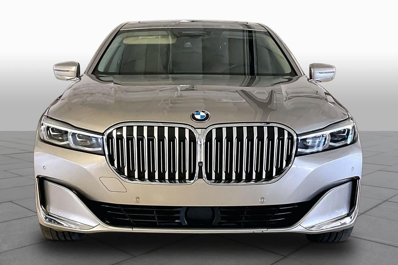 Used 2022 BMW 740i w/ Luxury Rear Seating Package RWD image 3