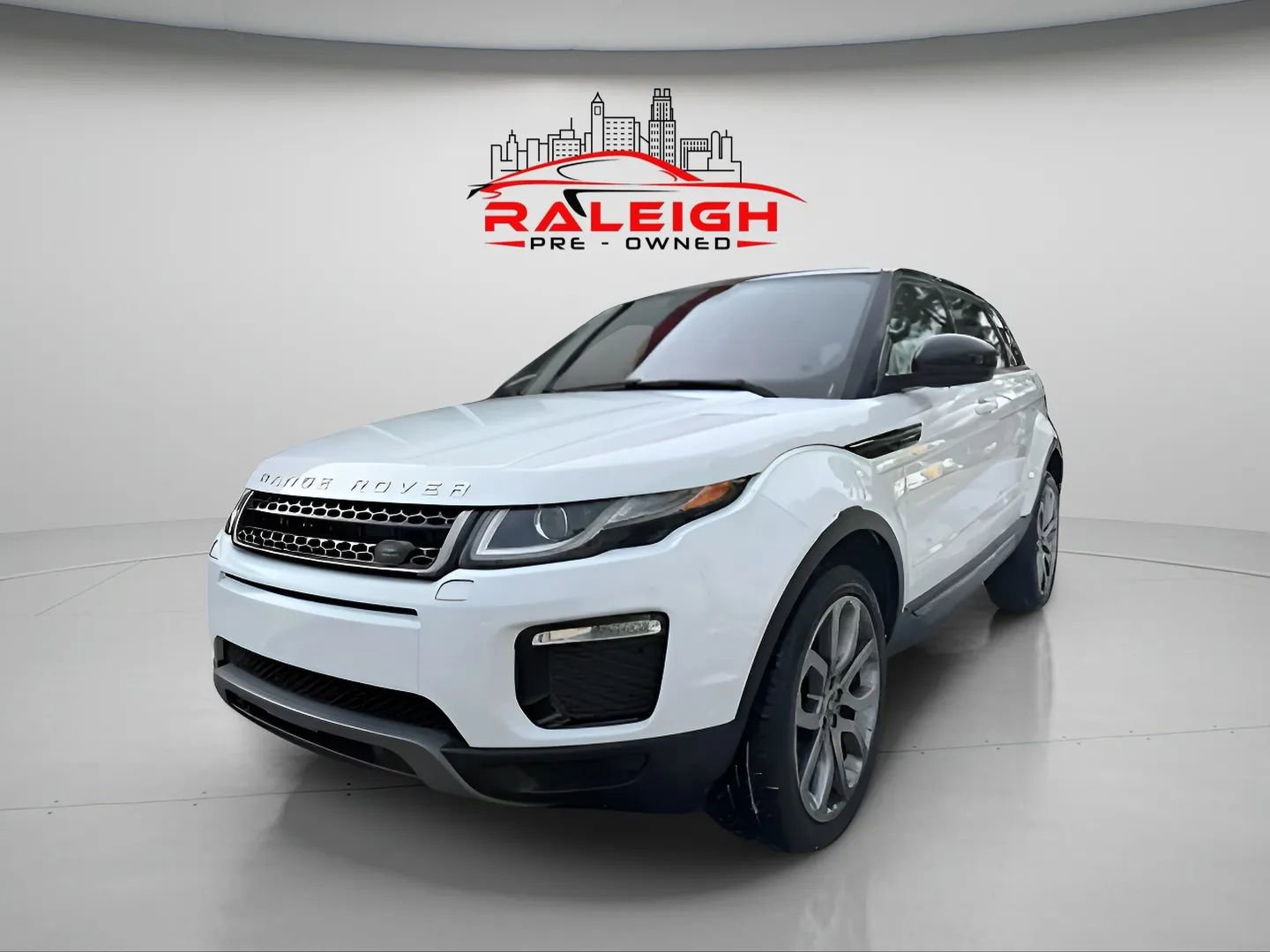 Used 2019 Land Rover Range Rover Evoque image 4