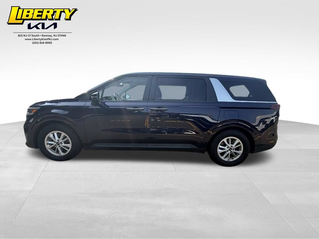 Used 2023 Kia Carnival LX FWD image 4