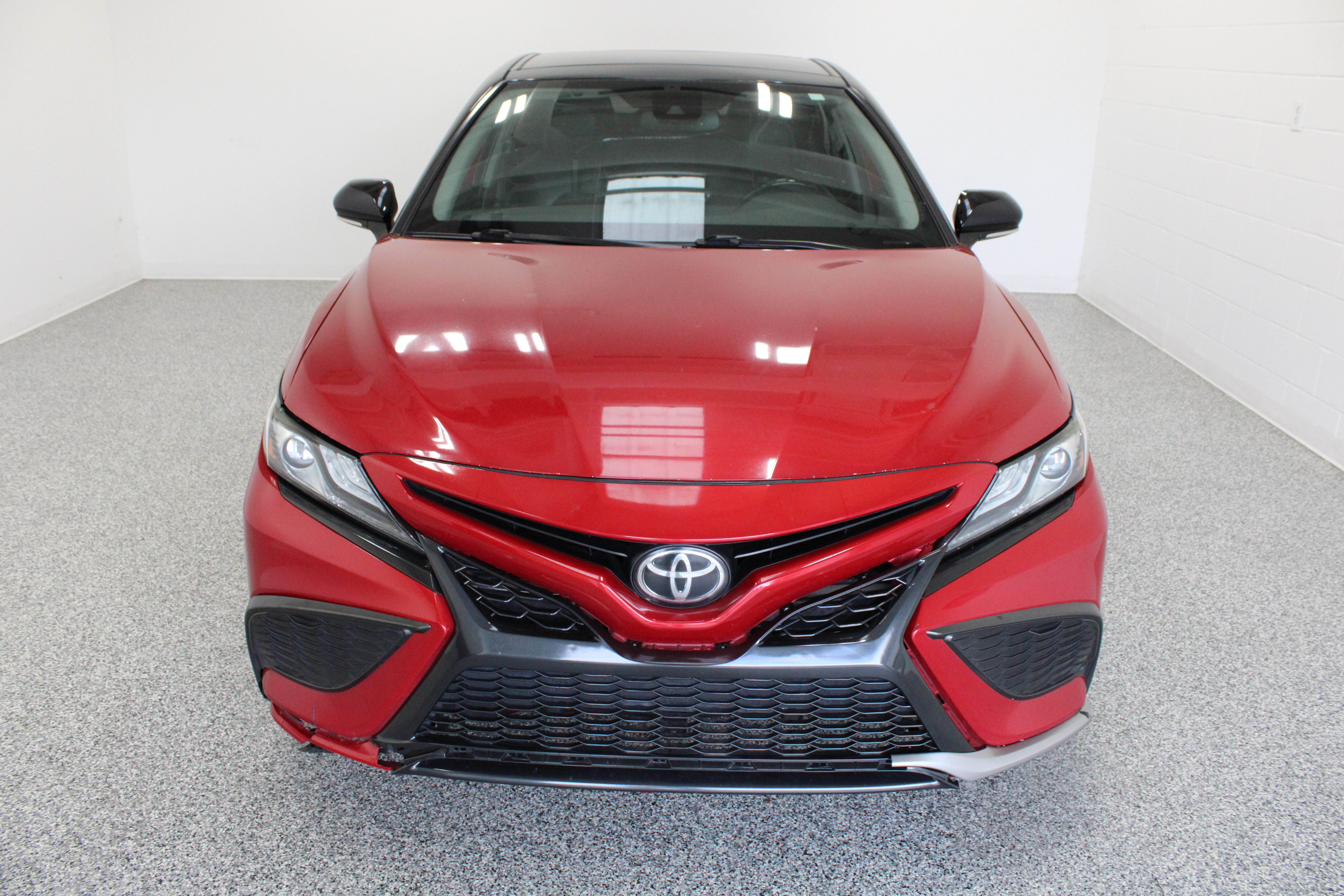Used 2022 Toyota Camry XSE FWD image 3