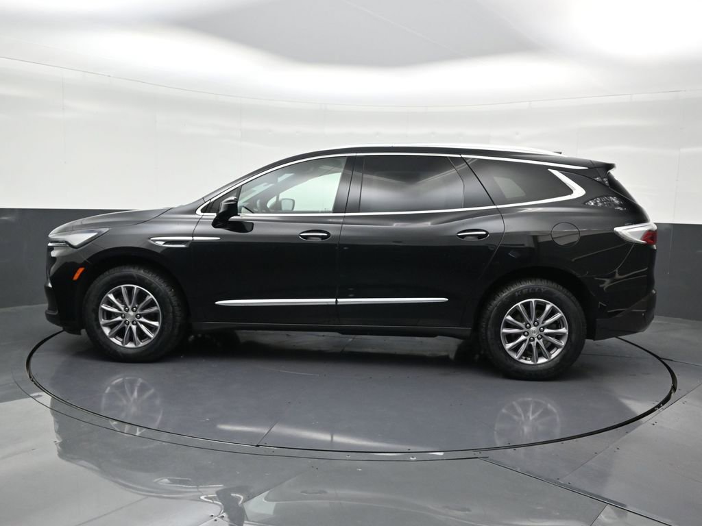 Used 2022 Buick Enclave Essence image 2