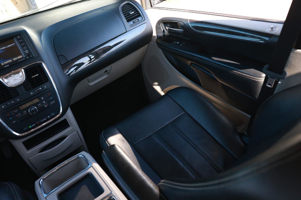 Used 2014 Chrysler Town & Country Touring FWD image 22