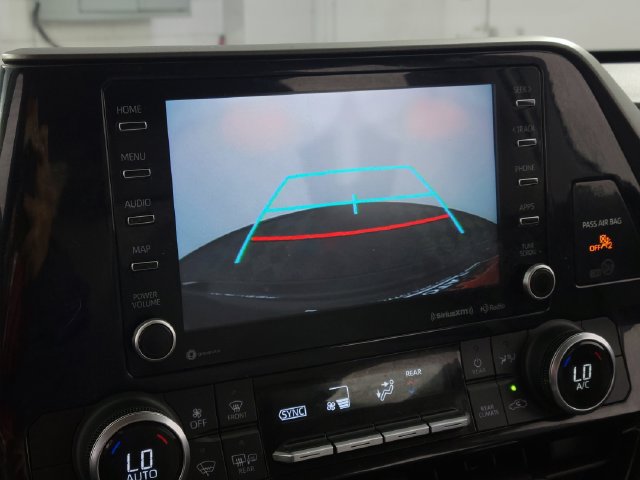 Used 2022 Toyota Highlander LE AWD/4WD image 21
