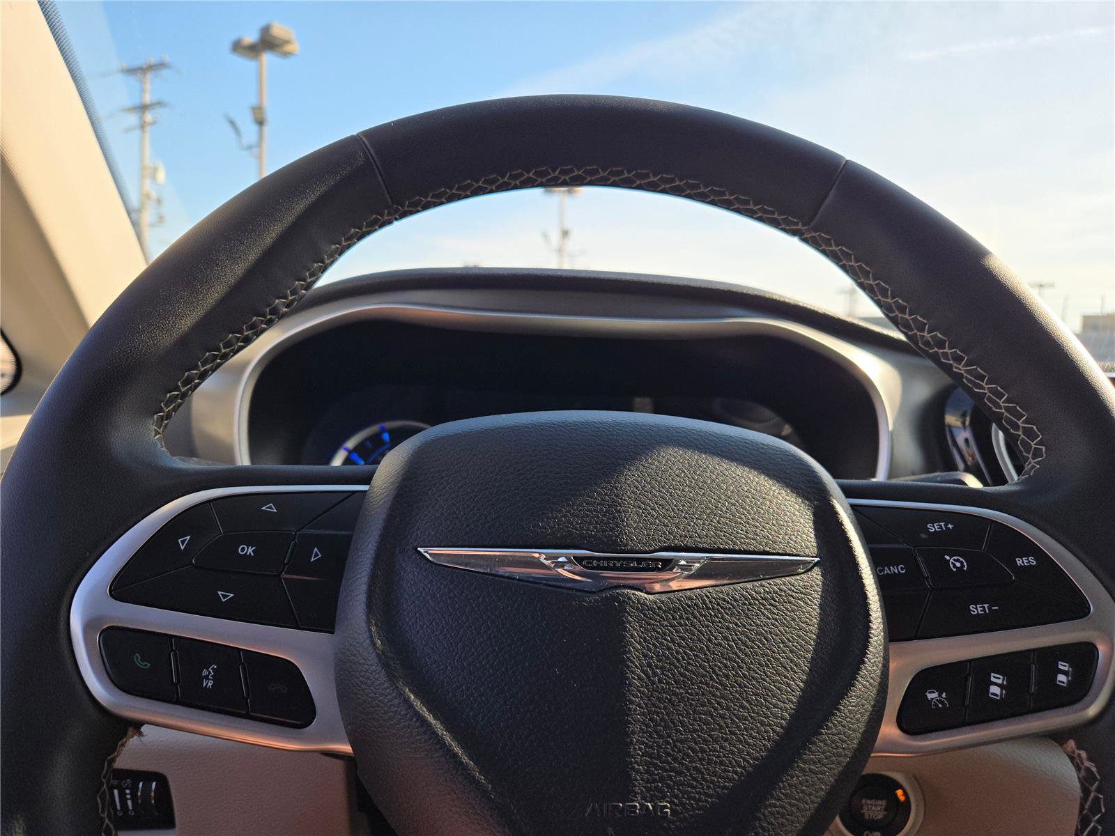 Used 2023 Chrysler Pacifica Touring-L image 33