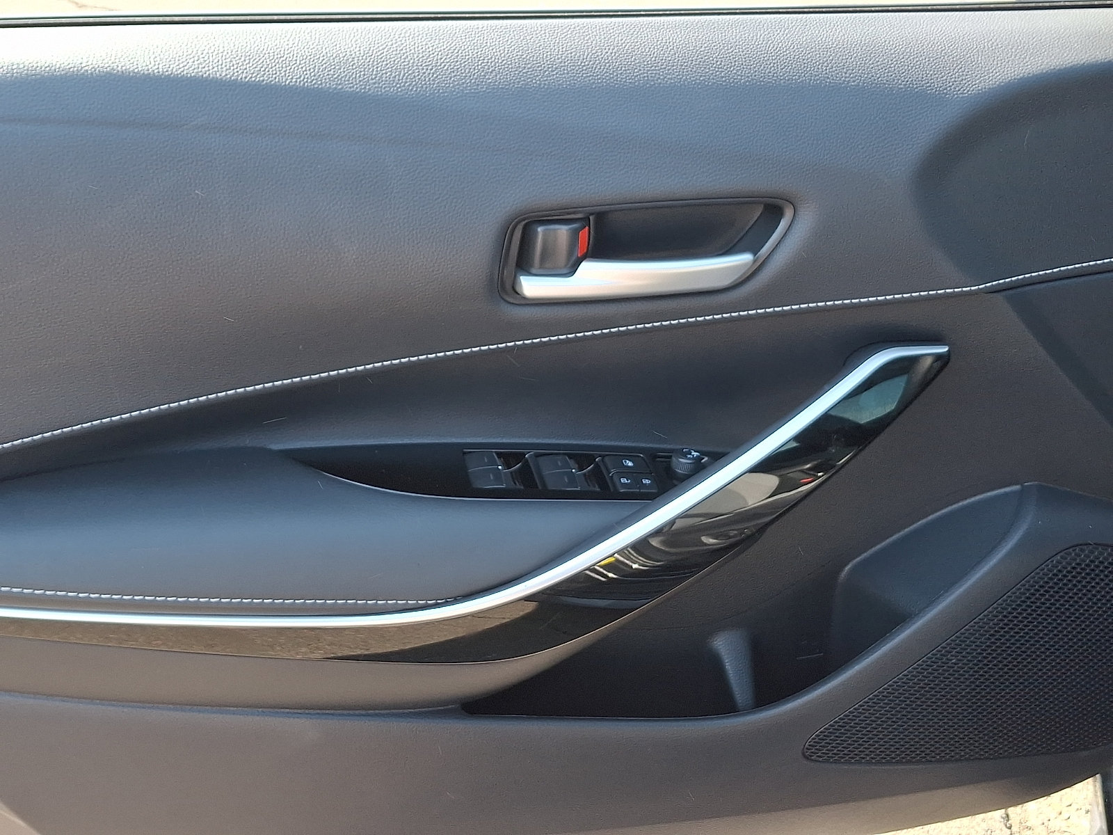 Used 2025 Toyota Corolla XSE FWD image 12