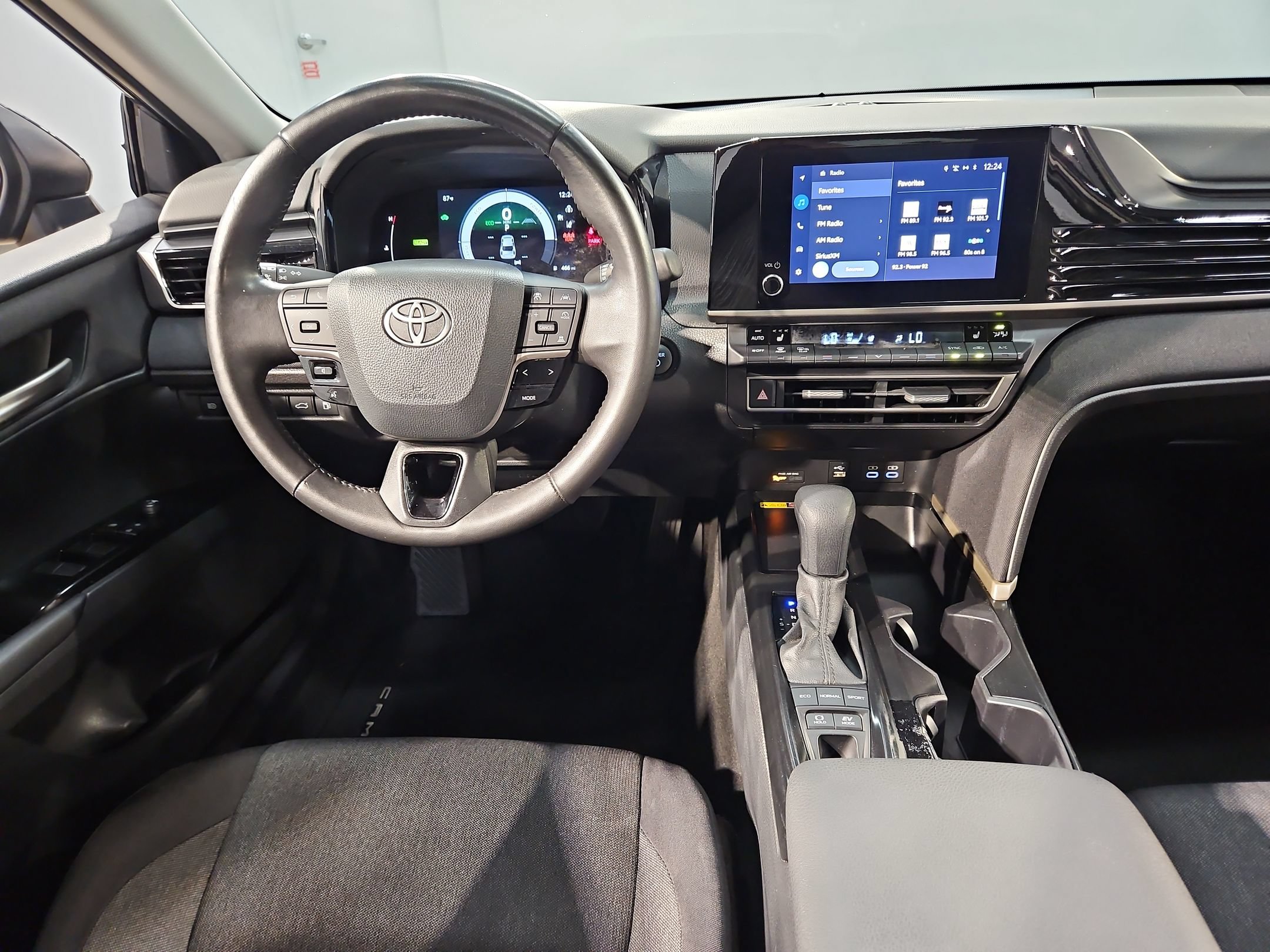 Used 2025 Toyota Camry LE w/ Convenience Package FWD image 9