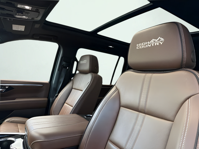 Certified 2025 Chevrolet Suburban High Country AWD/4WD image 2