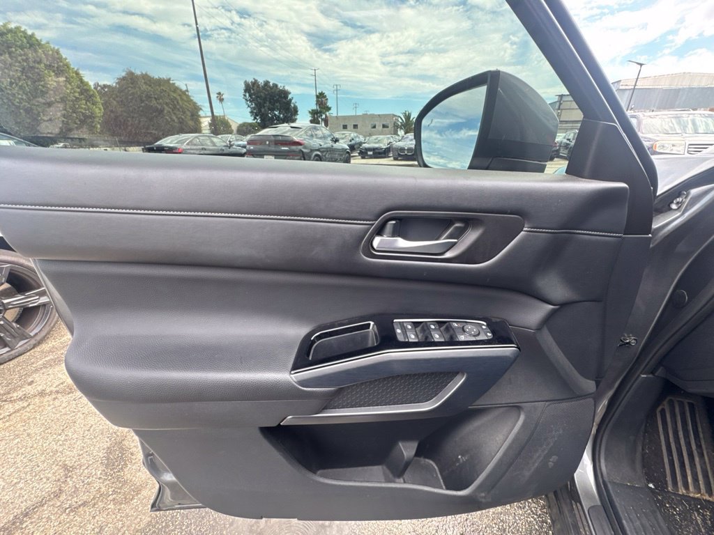 Used 2025 Nissan Pathfinder SL w/ SL Premium Package FWD image 21