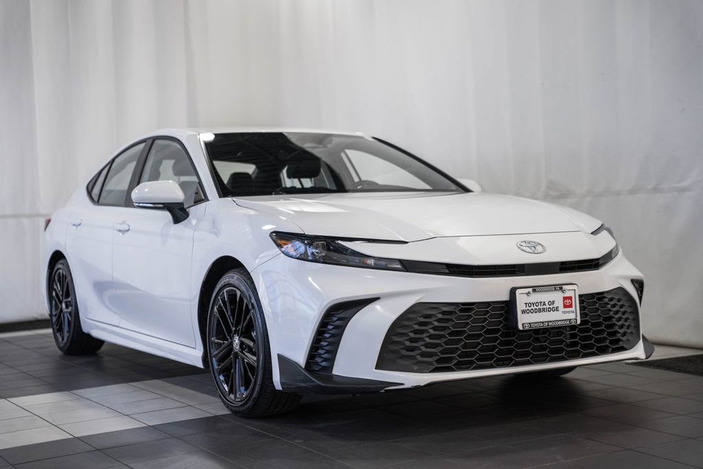 Used 2025 Toyota Camry SE image 1