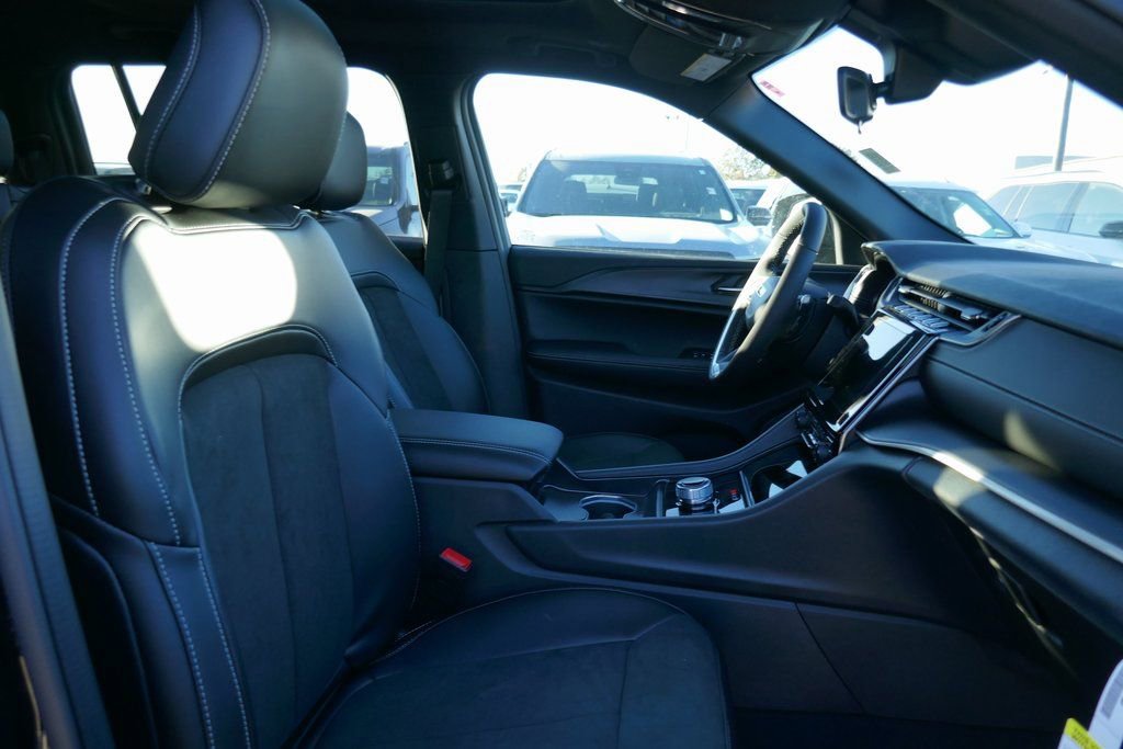 New 2025 Jeep Grand Cherokee L Altitude image 8