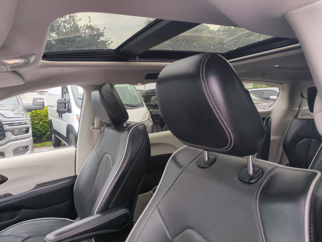 Used 2022 Chrysler Pacifica Limited FWD image 23