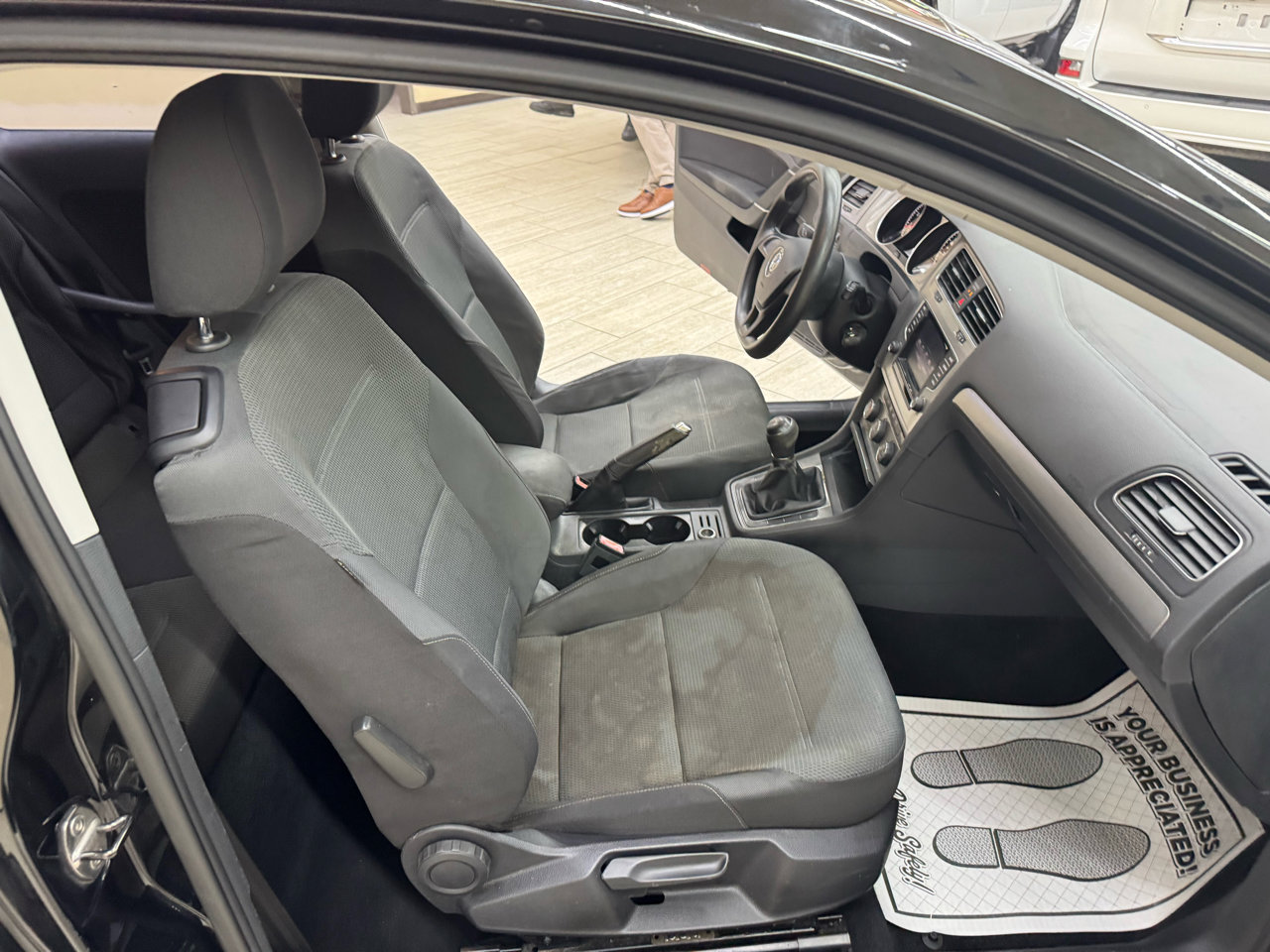 Used 2015 Volkswagen Golf S image 37